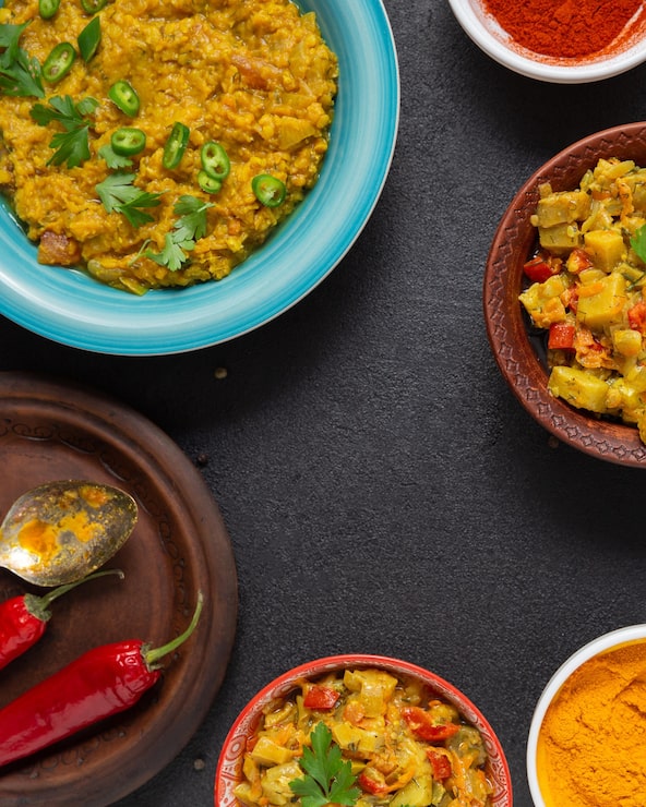 Foto grátis arranjo de comida indiana plano