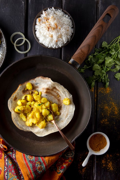 Foto grátis arranjo nutritivo de dosa indiano