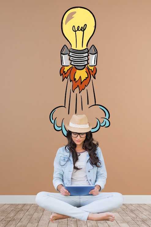Foto grátis artista da menina com uma mão desenhada lâmpada foguete