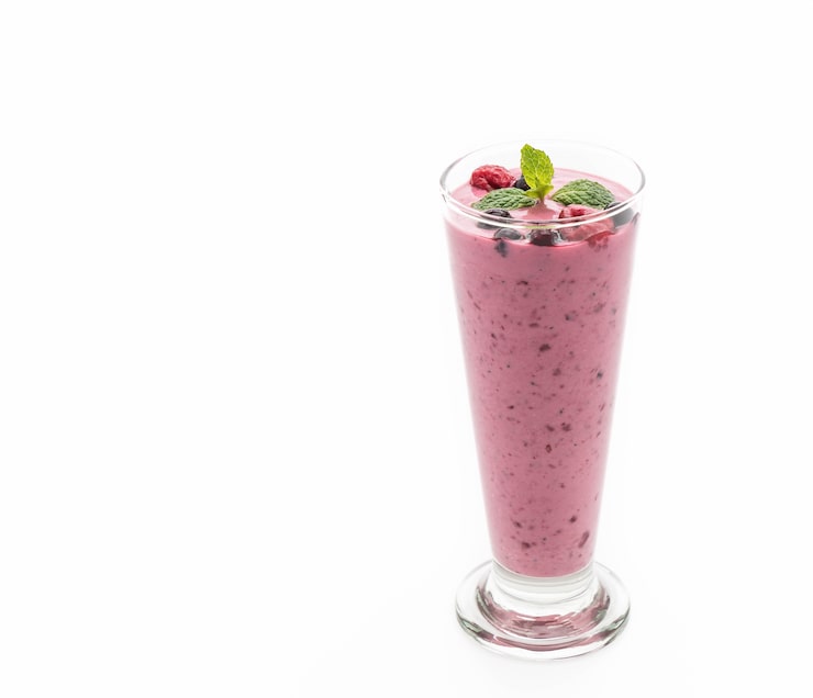 Foto grátis bagas misturadas com smoothies de iogurte