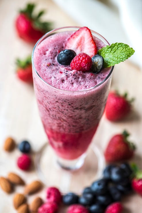 Foto grátis bebida de verão de berry smoothie misto