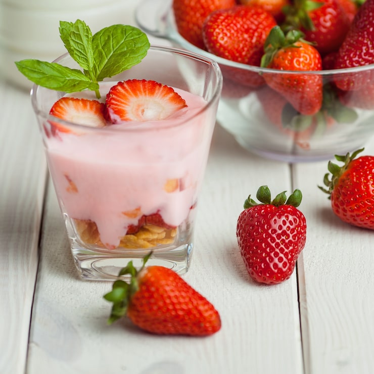 Foto grátis café da manhã leve de verão feito com frutas frescas