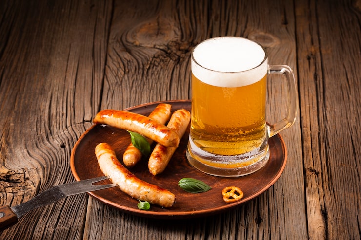 Foto grátis caneca e salsichas na vista de alto ângulo de fundo de madeira