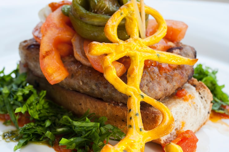Foto grátis carne do assado com molhos diferentes
