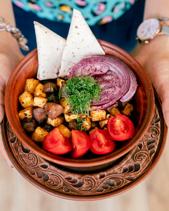 Foto grátis carne frita com batatas, servido com cebola, tomate e verduras