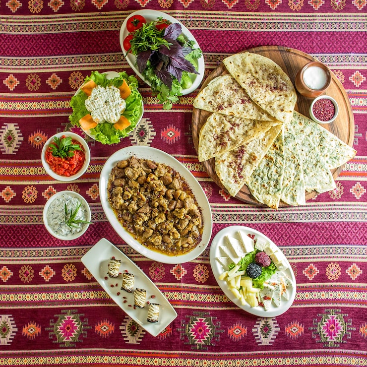 Foto grátis carne frita com castanhas e gutab tradicional do azerbaijão com ervas de carne e abóbora