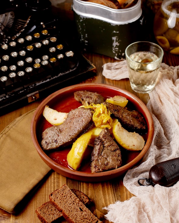 Foto grátis carne frita com marmelo em uma panela de barro