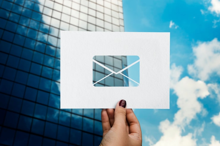 Foto grátis carta de papel perfurada de comunicação de rede de e-mail