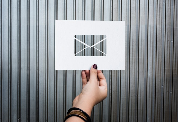 Foto grátis carta de papel perfurada de comunicação de rede de e-mail