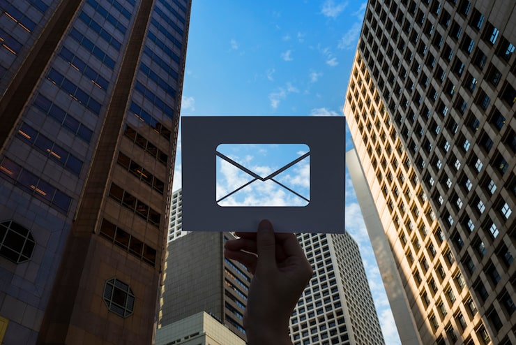 Foto grátis carta de papel perfurada de comunicação de rede de e-mail