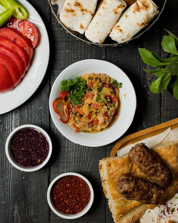 Foto grátis caviar de berinjela com lule kebab