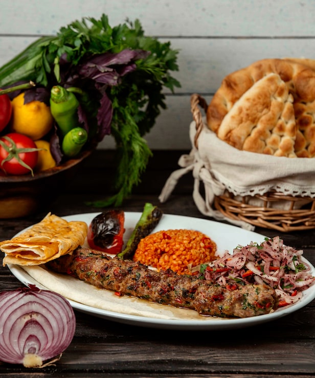 Foto grátis cebolas de carne bulgur em uma mesa de madeira