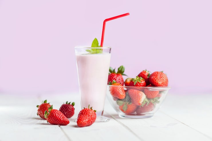 Foto grátis close-up de milk-shake de morango caseiro
