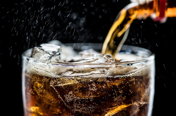 Foto grátis coca-cola fizzy beber tiro macro