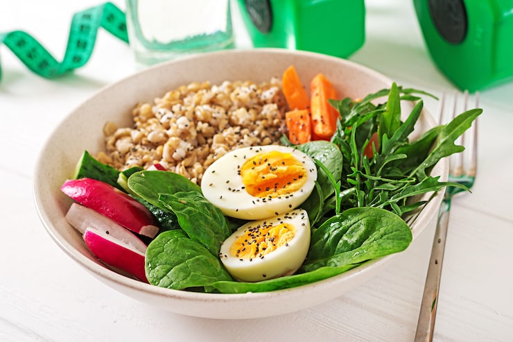 Foto grátis comida saudável conceito e estilo de vida esportivo. almoço vegetariano. café da manhã saudável. nutrição apropriada.