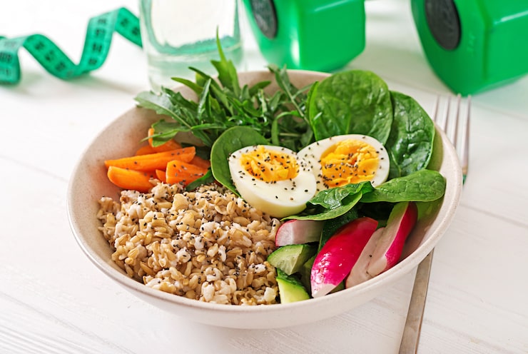 Foto grátis comida saudável conceito e estilo de vida esportivo. almoço vegetariano. café da manhã saudável. nutrição apropriada.