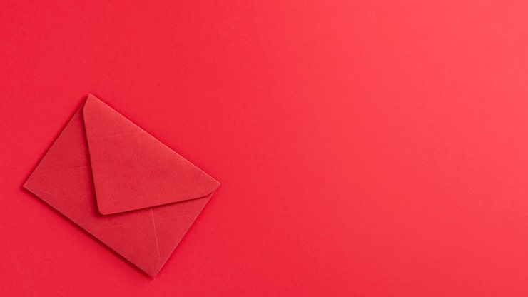 Foto grátis composição monocromática de naturezas mortas com papel vermelho