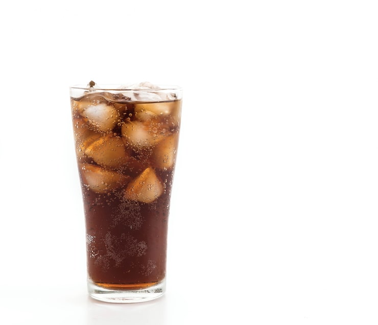 Foto grátis copo de coca-cola com gelo