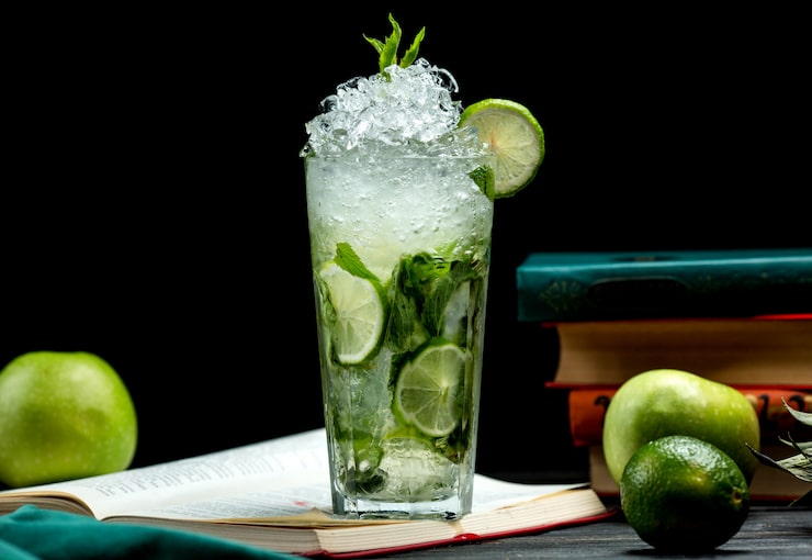 Foto grátis copo de mojito com limão, hortelã e gelo