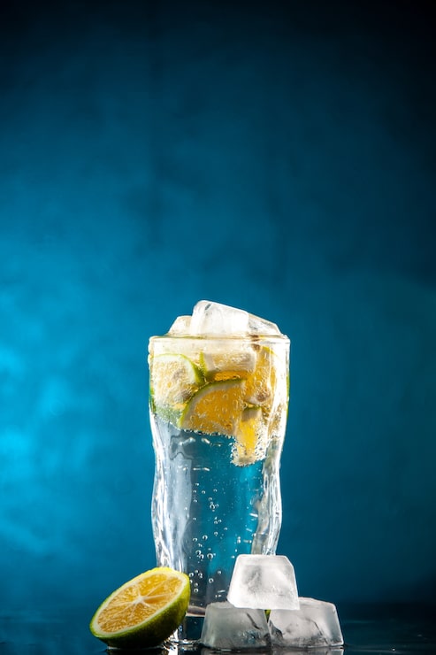 Foto grátis copo de refrigerante com rodelas de limão na foto azul champanhe água coquetel bebida limonada