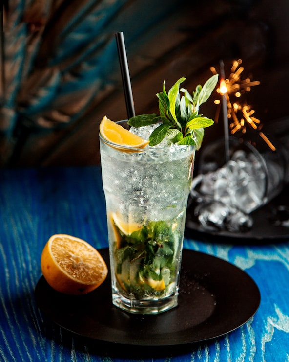 Foto grátis coquetel de mojito servido em copo