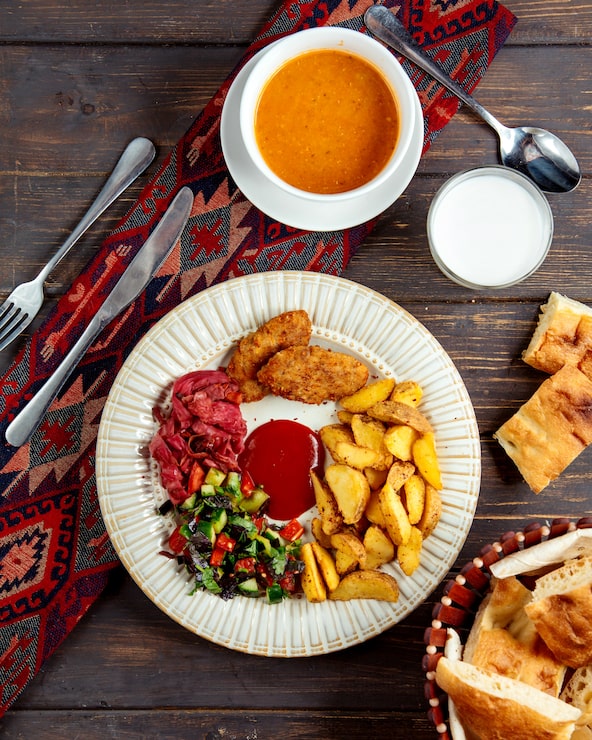 Foto grátis costeletas fritas e batata com ervas e sopa