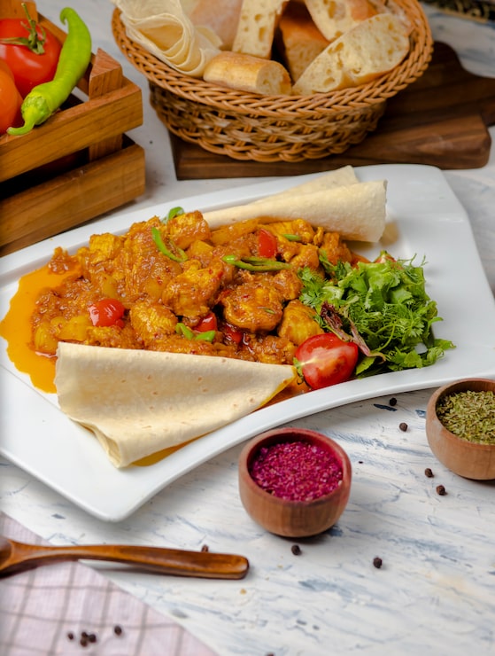 Foto grátis couve-flor assada com couve, feijão e servido com molho de tomate e ervas