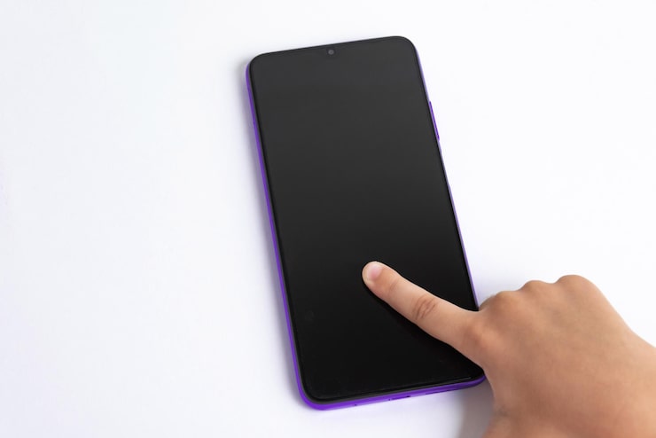 Foto grátis criança segurando celular sobre fundo branco