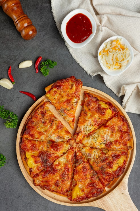 Foto grátis deliciosa pizza havaiana e ingredientes de cozinha.