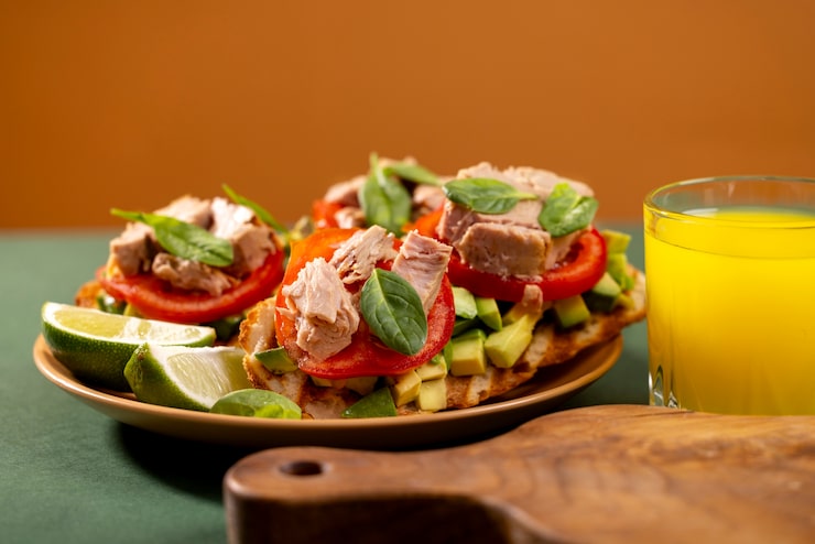 Foto grátis deliciosa receita de atum branco natureza morta
