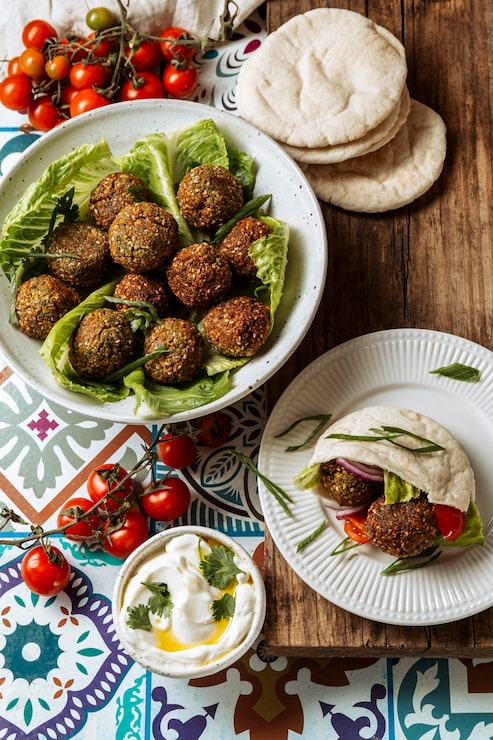 Foto grátis deliciosa variedade de comida judaica plana