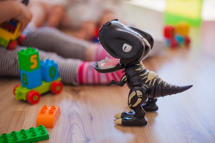 Foto grátis dinossauro de plástico no chão