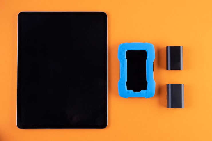 Foto grátis dispositivo de armazenamento e tablet com vista superior