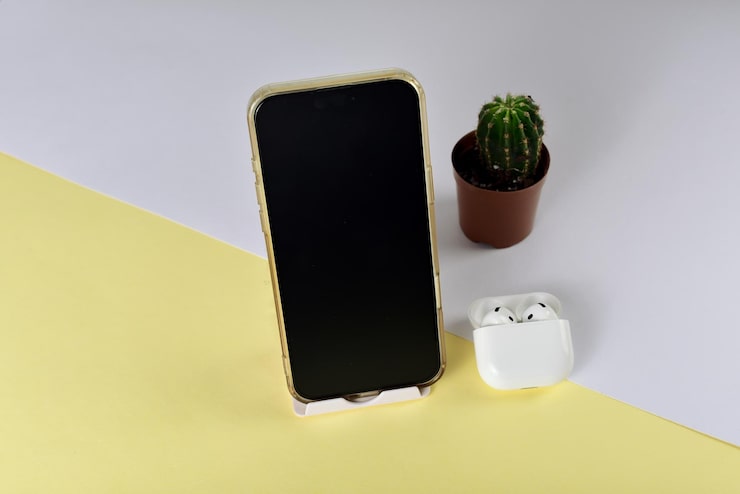 Foto grátis espaço de trabalho moderno com celular