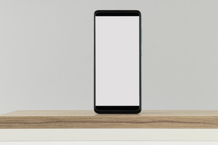 Foto grátis exibição mínima de smartphone na placa de madeira