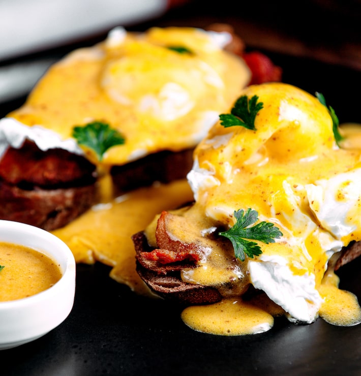 Foto grátis fatias de pão com bacon e molho de queijo por cima