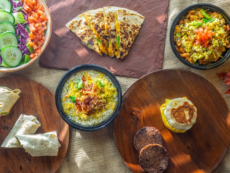 Foto grátis foto de ângulo alto de diferentes pratos caseiros em uma mesa