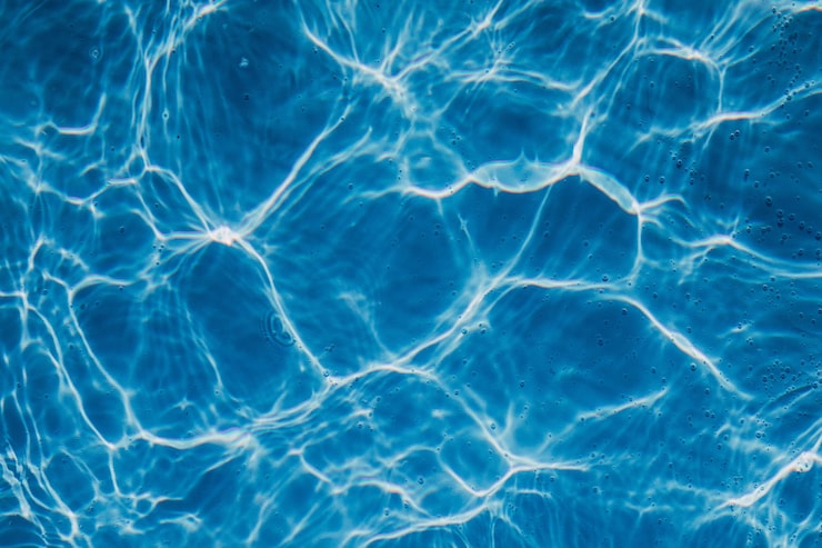 Foto grátis fotografia em alto ângulo de uma água cristalina de uma piscina