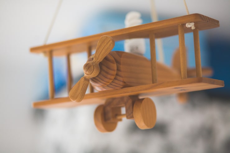 Foto grátis fotografia em close-up de um avião antigo em miniatura de madeira com um fundo desfocado