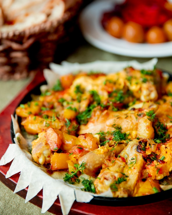 Foto grátis frango cozido com batatas e servido com verduras
