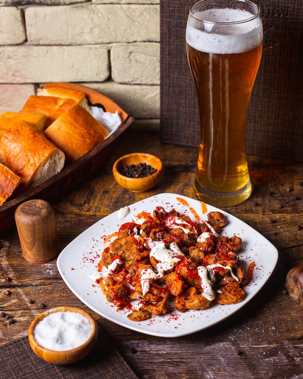 Foto grátis frango crocante frito servido com molho e cerveja