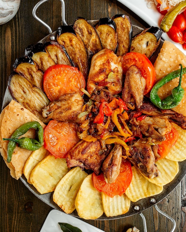 Foto grátis frango frito com batatas grelhadas, berinjela, tomate e pimentão