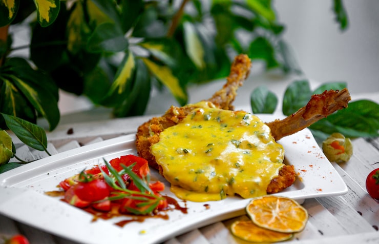 Foto grátis frango frito com molho de queijo no prato