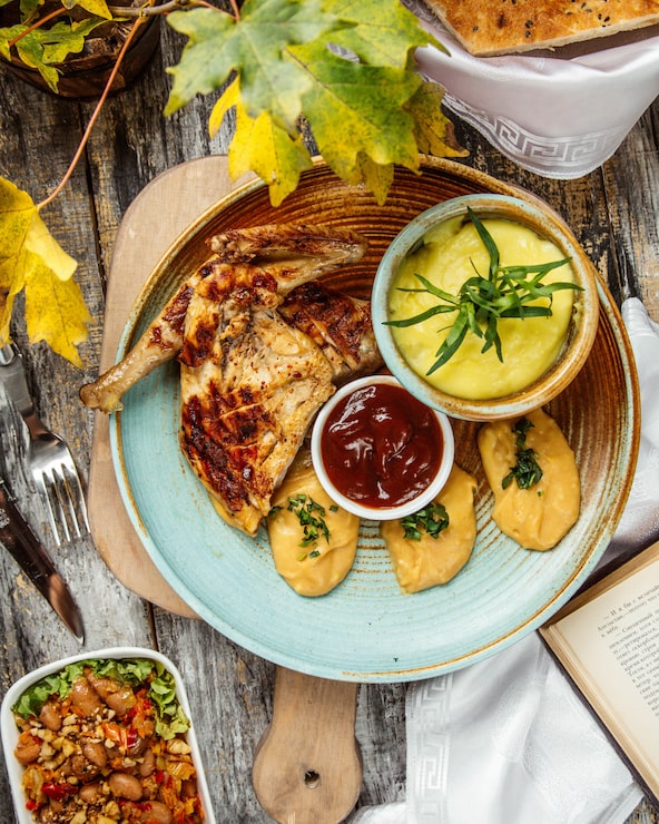 Foto grátis frango frito com puré de batatas e ketchup