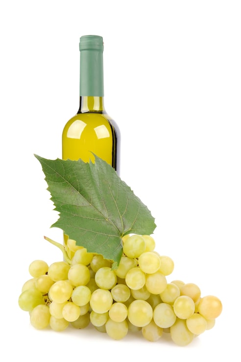 Foto grátis garrafa de vinho branca e uvas isoladas em branco