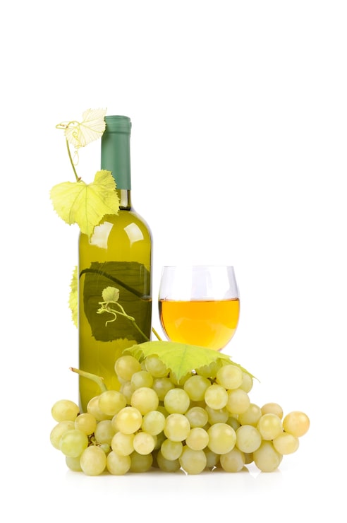 Foto grátis garrafa de vinho, copo e uvas isoladas em branco
