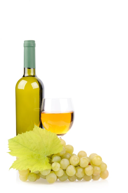 Foto grátis garrafa de vinho, copo e uvas isoladas em branco