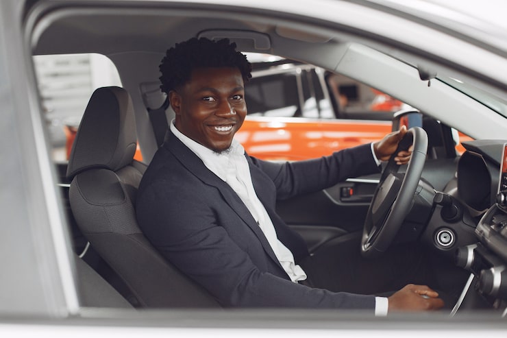 Foto grátis homem bonito e elegante num salão de automóveis.