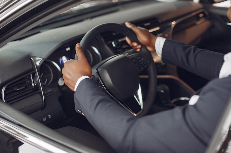 Foto grátis homem bonito e elegante num salão de automóveis.