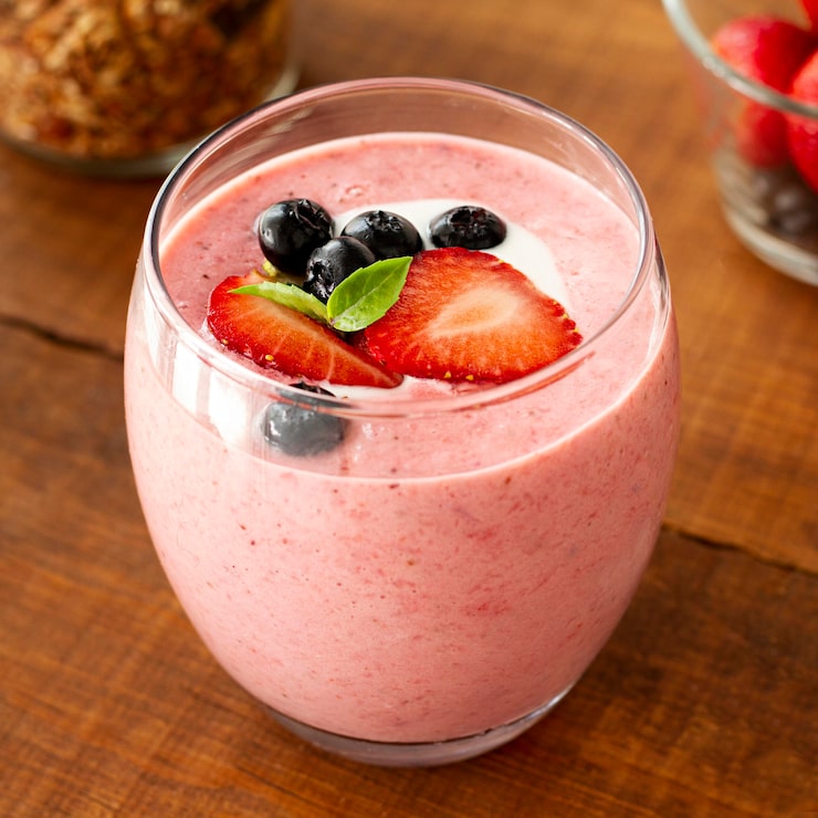 Foto grátis iogurte rosa de alto ângulo com frutas